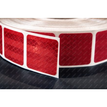 Fényvisszaverő szakaszos piros tekercsben